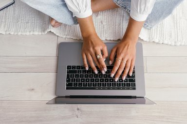 パソコンと女性の手